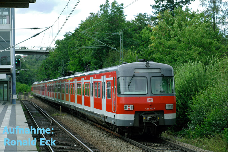 218 191 und S-Bahnzug der Baureihe 420 bei km 14,0 (August 2005)