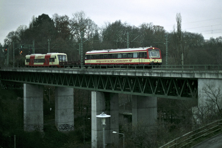 Dieseltriebwagen der Baureihe NE 81 und Regioshuttle VT 232 bei km 14,6 (Dezember 2005)