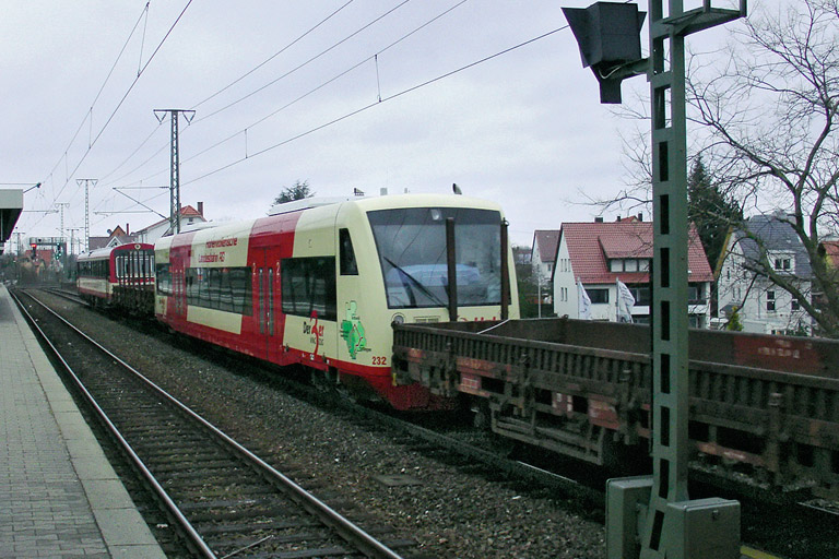 Dieseltriebwagen der Baureihe NE 81 und Regioshuttle VT 232 bei km 16,6 (Dezember 2005)
