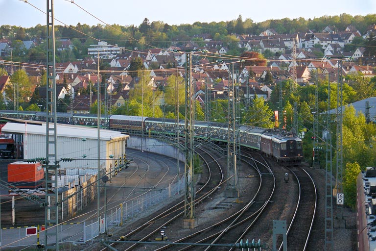 Re 4/4 I 10008 und Re 4/4 I 10019 bei km 16,0 (Mai 2005)