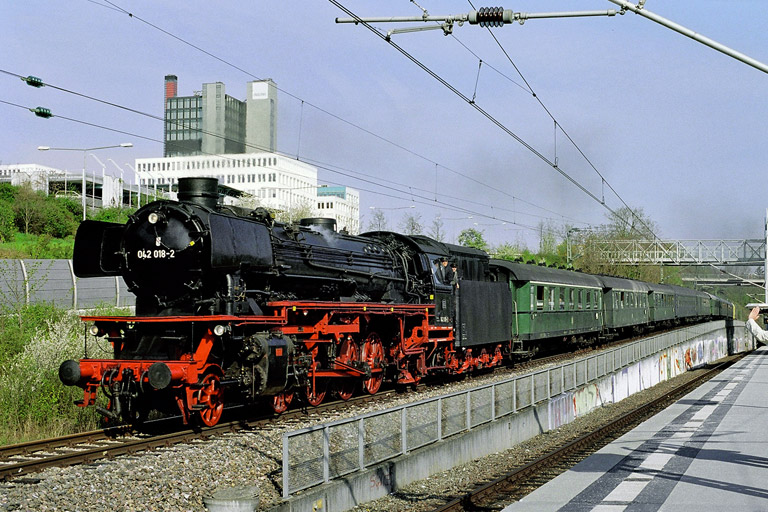 41 018 in Stuttgart-Vaihingen (Mai 2006)