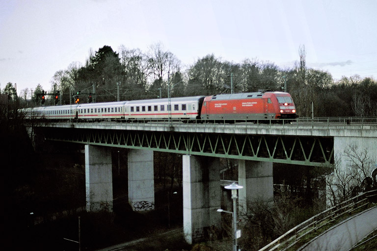 101 008 mit IC 1990 bei km 14,6 (April 2006)