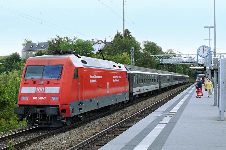 101 048 mit CIS 2802 bei km 14,2 (Oktober 2006)