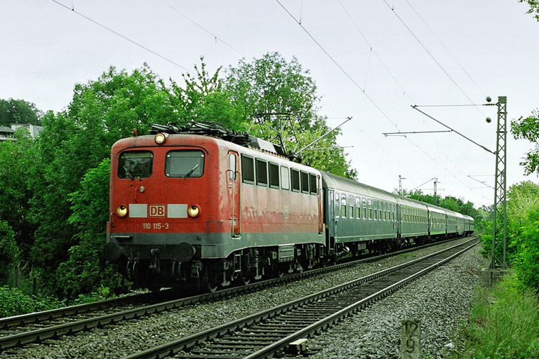 110 115 mit DZ 13087 bei km 12,8 (Juni 2006)