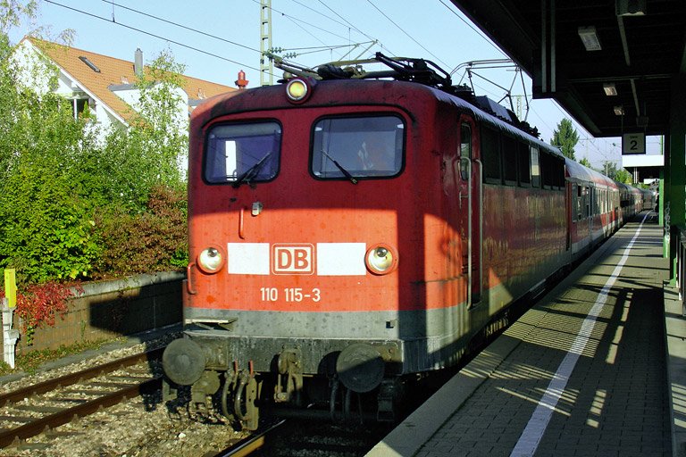110 115 mit DZ 46034 bei km 16,8 (Oktober 2006)