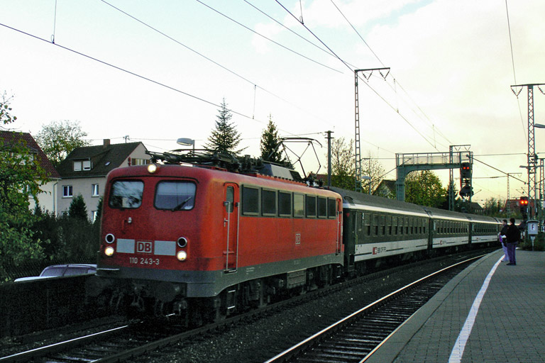 110 243 mit EC 2803 bei km 16,6 (November 2006)