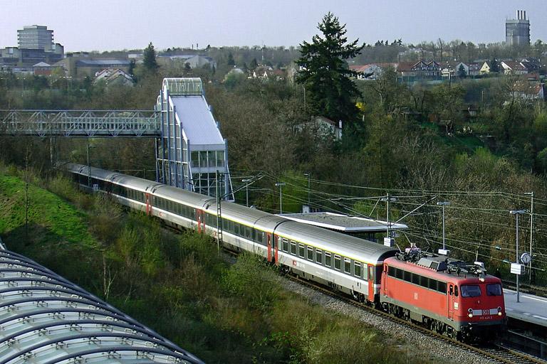 110 446 mit D 2805 bei km 14,4 (April 2006)