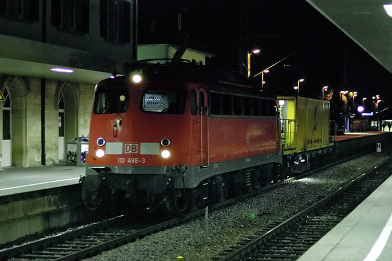 110 498 mit Schienenputzzug Rbz 91723 bei km 15,6 (Oktober 2006)