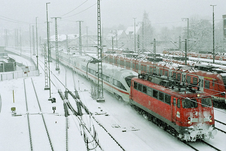 115 293 mit Baureihe 415 bei km 16,0 (März 2006)