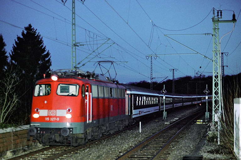 115 327 mit IC 2816 bei km 16,8 (Februar 2006)
