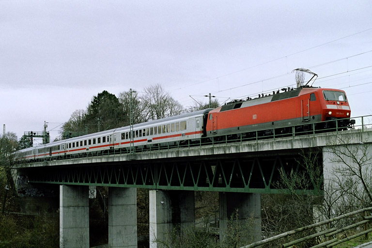 120 124 mit Leerreisezug bei km 14,6 (März 2006)