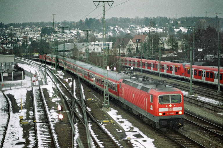 143 106 mit RE 19622 bei km 16,0 (Februar 2006)