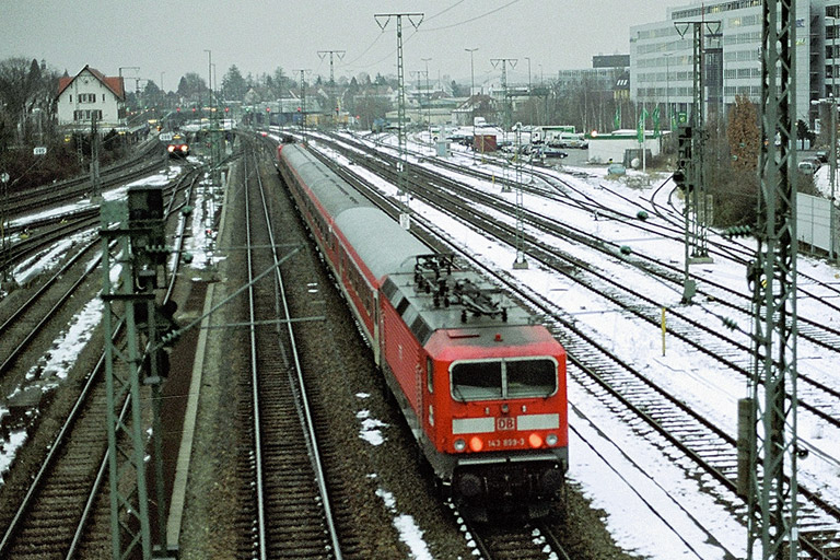 143 899 mit RE 19622 bei km 16,0 (Februar 2006)