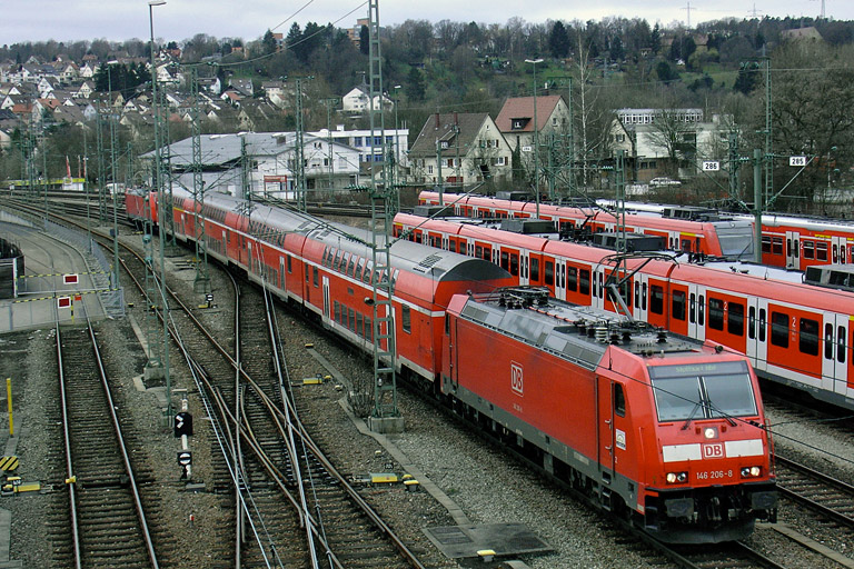 146 206 mit RE 19654 bei km 16,0 (April 2006)