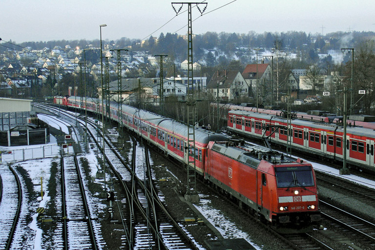 146 207 mit RE 19622 bei km 16,0 (Februar 2006)
