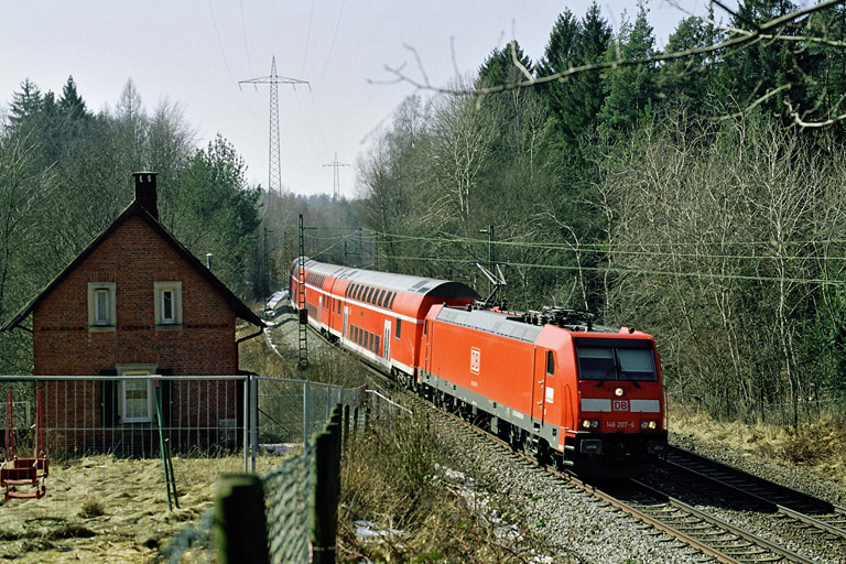 146 207 mit RE 19654 bei km 19,2 (M&auml;rz 2006)
