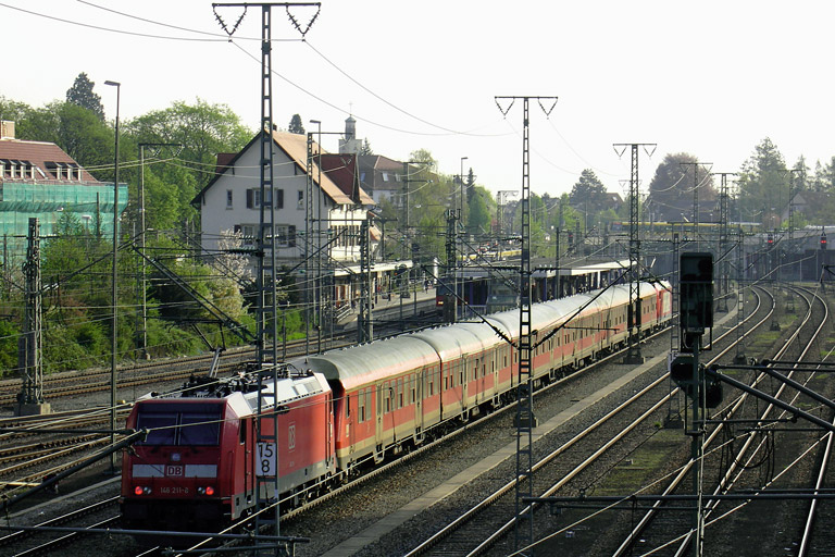 146 211 mit RE 19622 bei km 15,8 (Mai 2006)