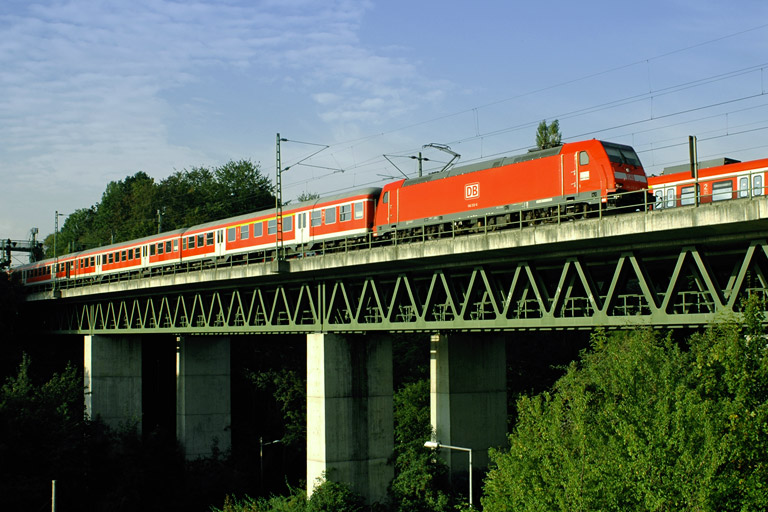 146 212 mit RE 19622 bei km 16,0 (September 2006)