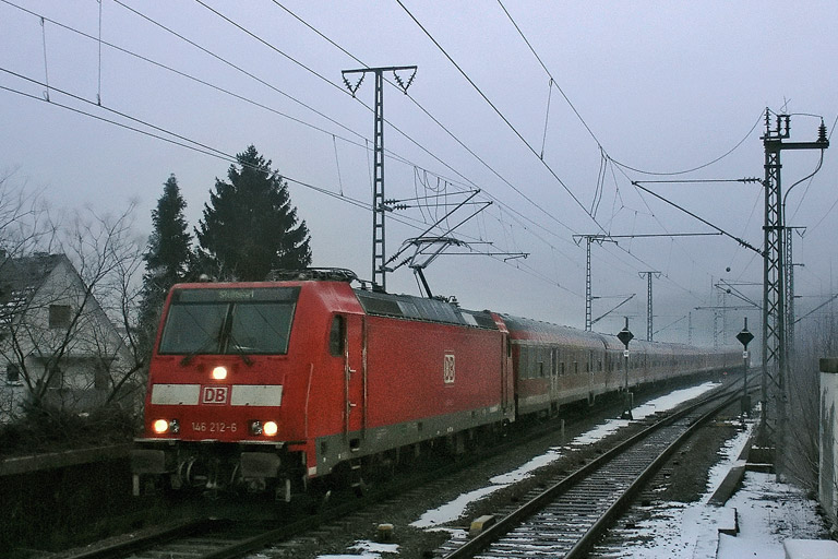 146 212 mit RE 19622 bei km 16,8 (Februar 2006)