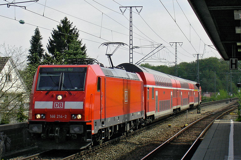 146 214 mit RE 19662 bei km 16,8 (Mai 2006)