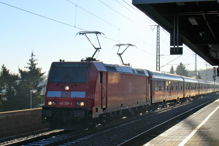146 218 mit RE 19632 bei km 16,6 (Dezember 2006)