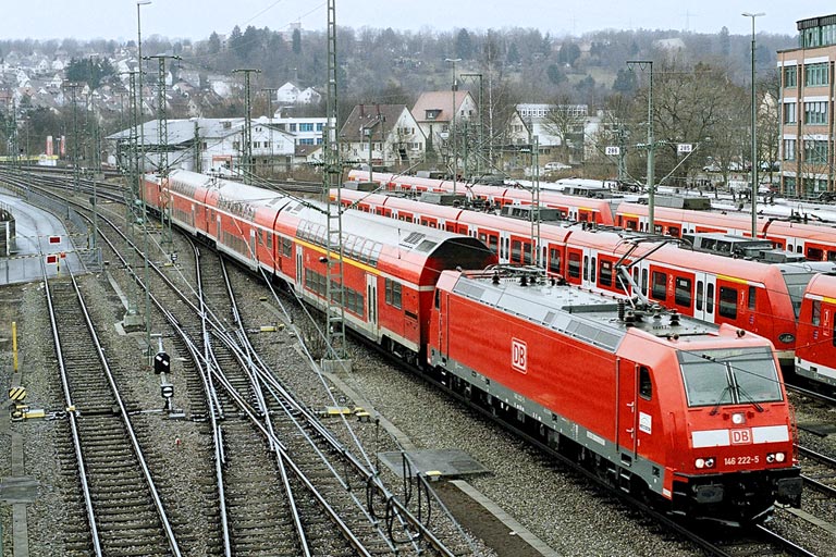 146 222 und 146 212 mit RE 19654 bei km 16,0 (M&auml;rz 2006)