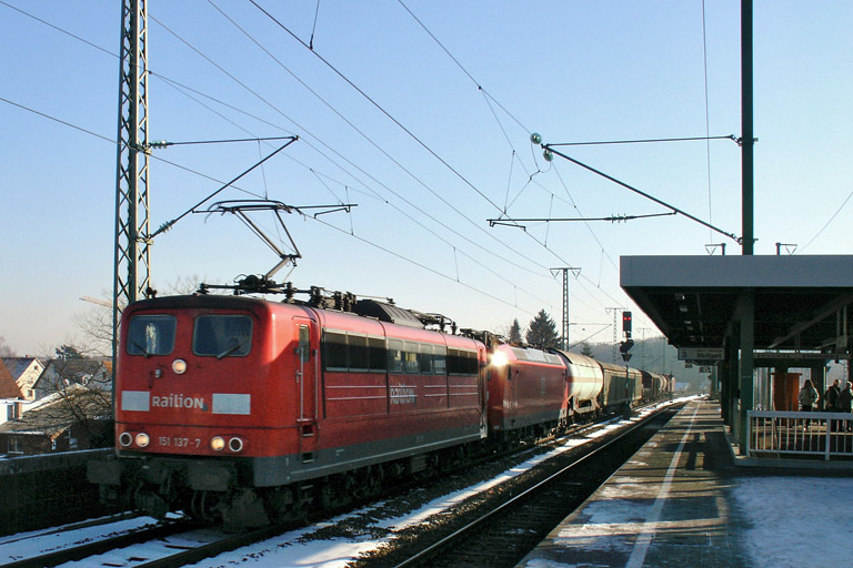 151 137 und 185 117 mit FE 44696 bei km 16,6 (Januar 2006)
