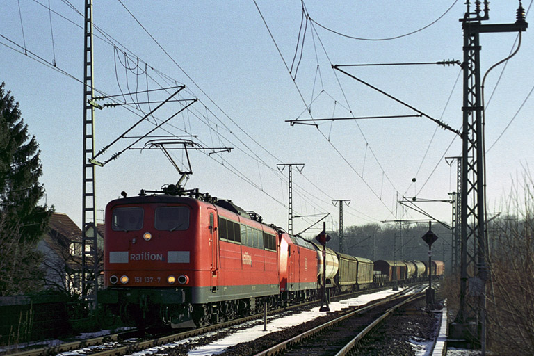151 137 und 185 117 mit FE 44696 bei km 16,8 (Januar 2006)