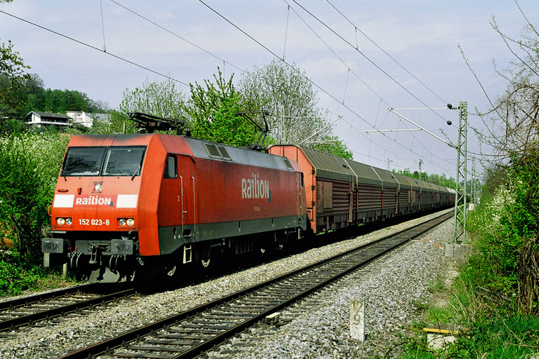 152 023 mit FZ 56167 bei km 12,8 (Mai 2006)
