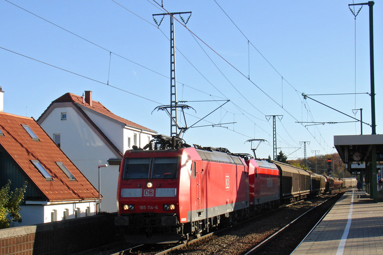 185 114 und 185 197 mit FE 44696 bei km 16,6 (November 2006)