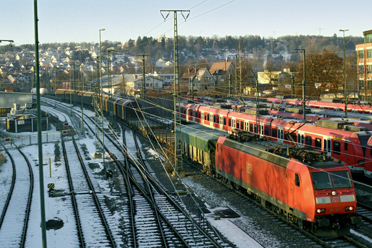 185 121 mit FE 44698 bei km 16,0 (Januar 2006)