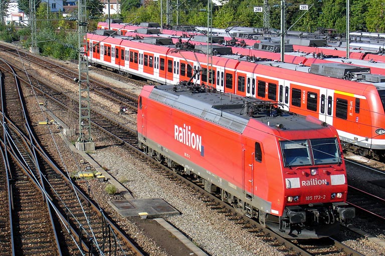 185 173 als Tfzf(Ras) 68709 bei km 16,0 (September 2006)