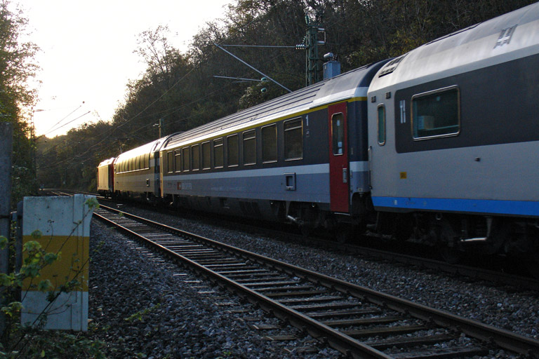 185 272 mit IC 2803 bei km 13,0 (November 2006)