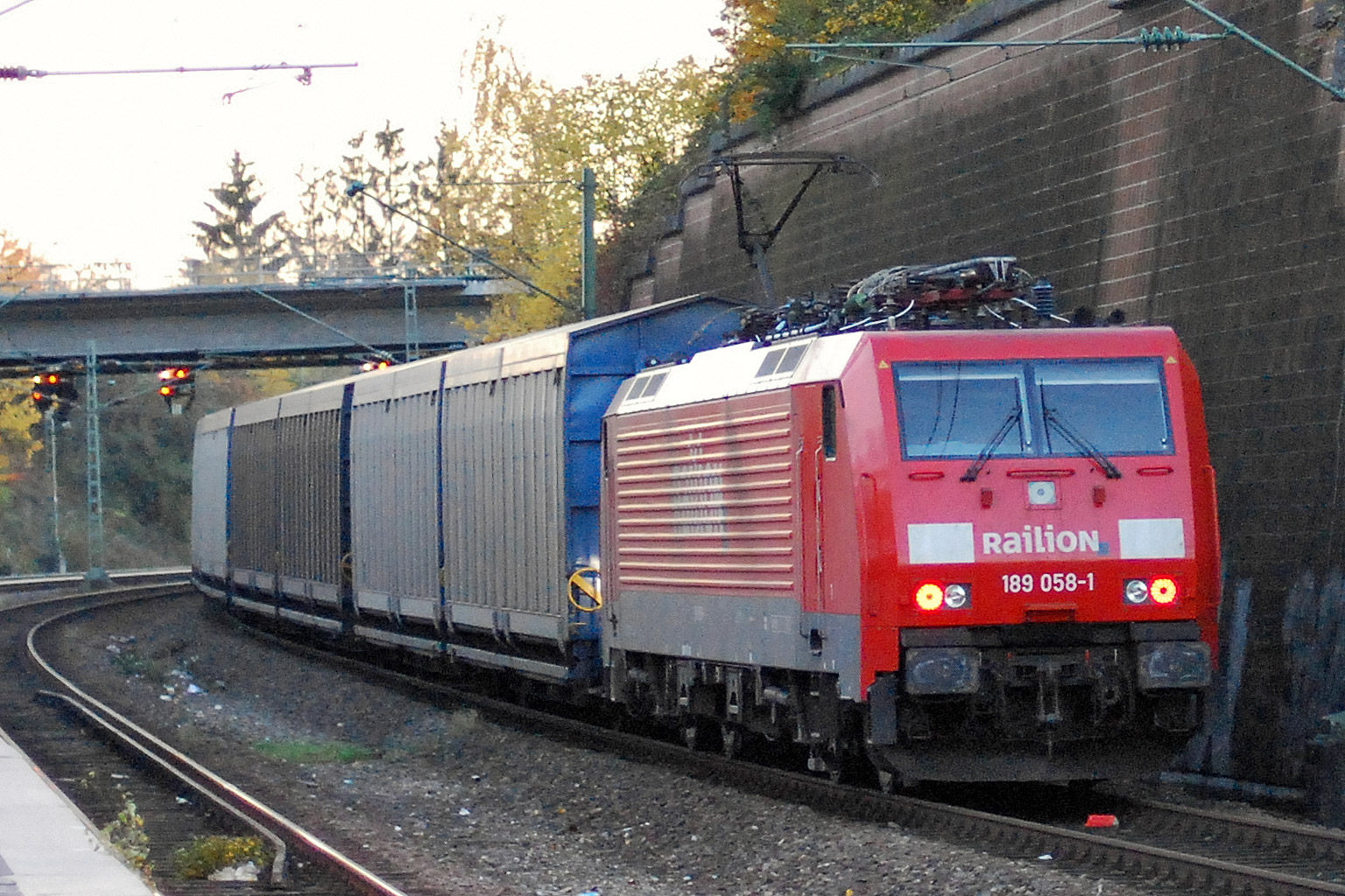 189 058 mit CS 62323 bei km 14,4 (November 2006)