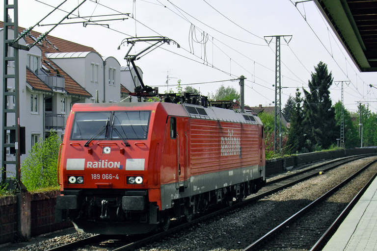 189 066 als Tfzf(RaS) 68269 bei km 16,6 (Mai 2006)