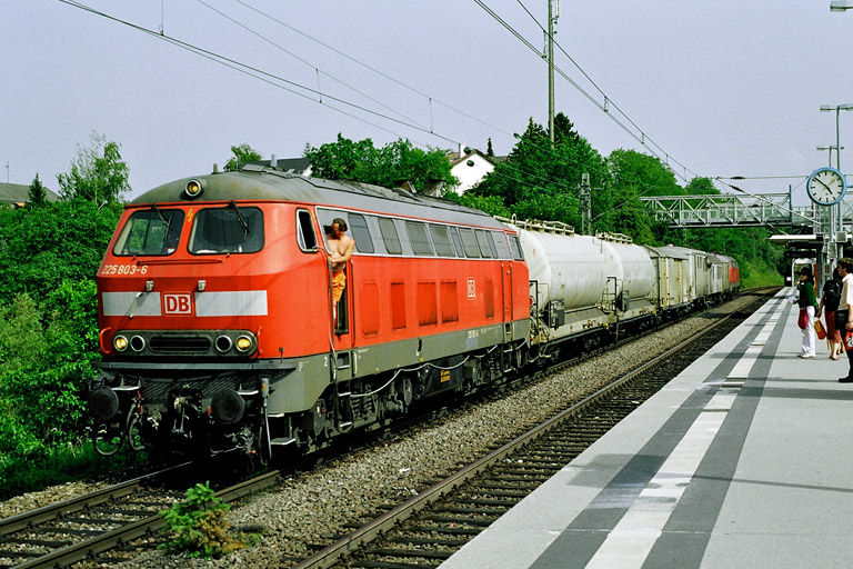 225 803 mit Rabz 91812 bei km 14,2 (Juni 2006)
