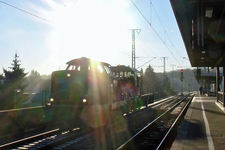Lok der Baureihe 212 bei km 16,6 (Dezember 2006)