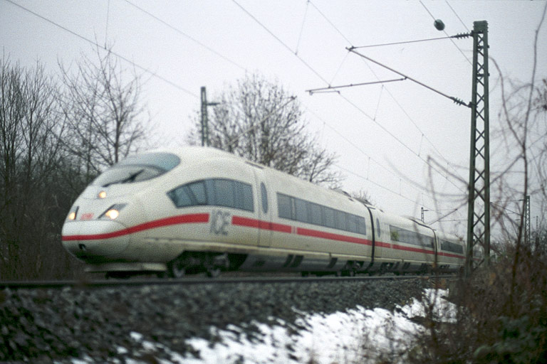 403 009 als ICE 2801 bei km 12,8 (Januar 2006)