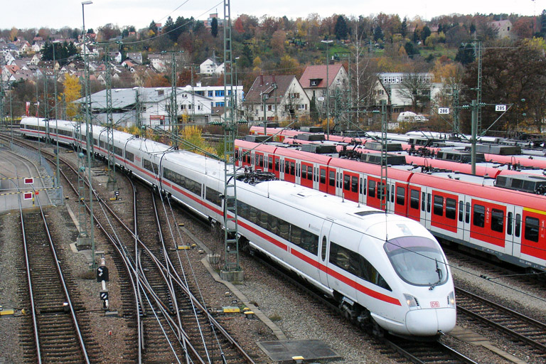 Baureihe 411 (084, 124, 224, 624, 724, 824, 584) als ICE 184 bei km 16,0 (November 2006)