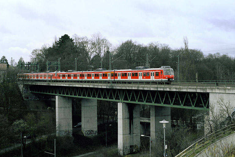 420 400 und 420 416 auf Erprobungsfahrt in Stuttgart-Vaihingen (März 2006)