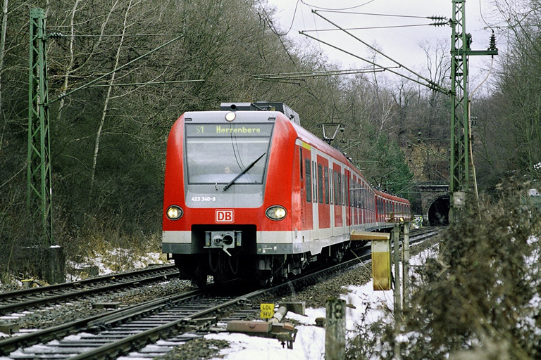 423 340 als S1 beim Berghautunnel (Januar 2006)