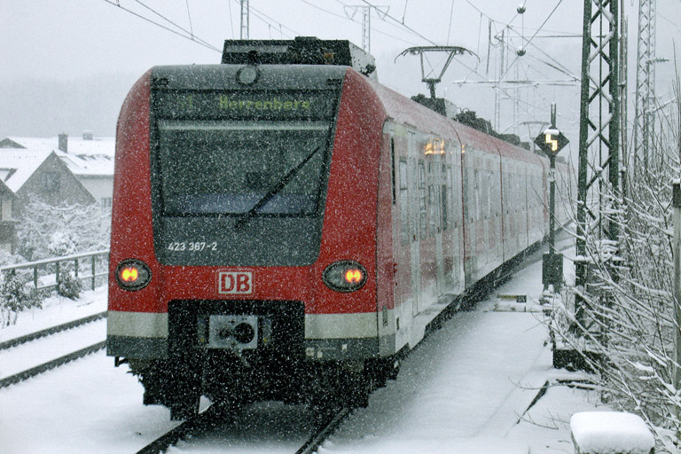 423 367 als S1 in Stuttgart-Rohr (März 2006)