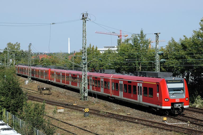 425 303 mit RE 19667 bei km 3,2 (September 2006)