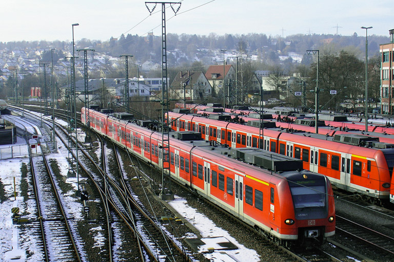 Baureihe 425 und Baureihe 426 als RE 19642 bei km 16,0 (Januar 2006)