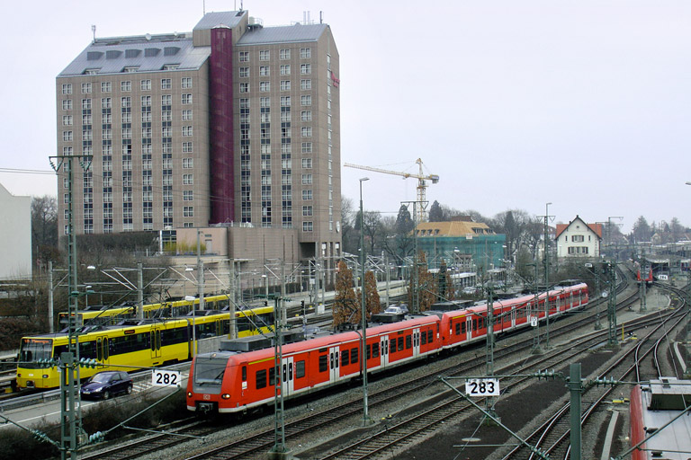 Baureihe 426 und Baureihe 425 mit RE 19643 bei km 15,8 (M&auml;rz 2006)
