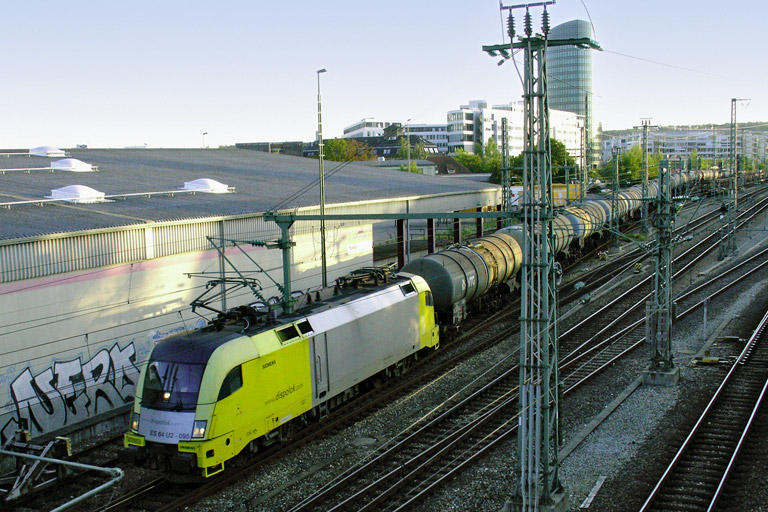 ES 64 U2-095 mit DGS 90594 bei km 15,4 (September 2006)