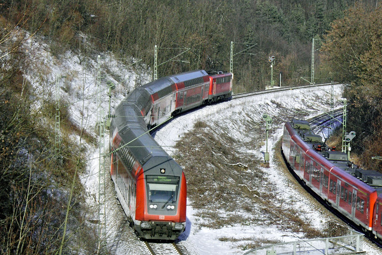111 079 mit RE 70653 und Baureihe 425 bei km 13,8 (Januar 2006)
