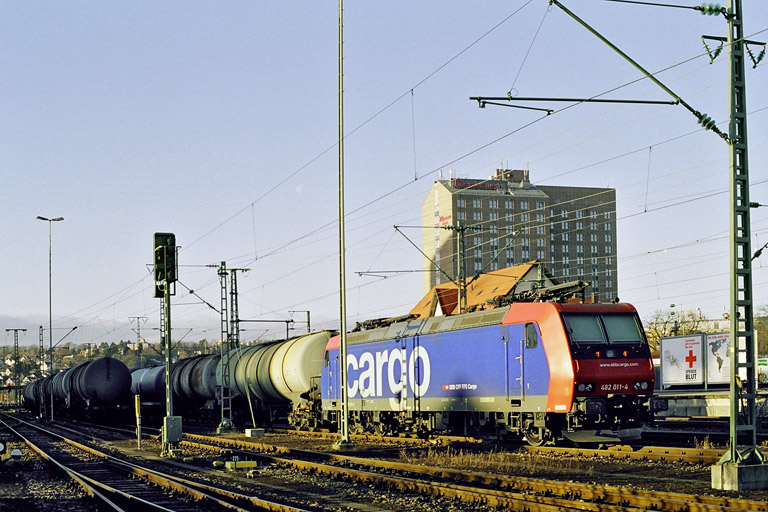 SBB Cargo 482 011 bei km 15,6 (Januar 2006)
