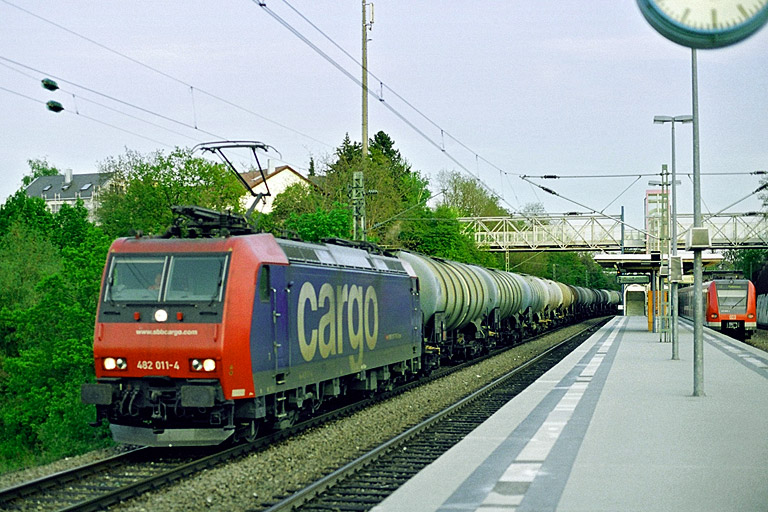 SBB Cargo 482 011 bei km 14,2 (Mai 2006)
