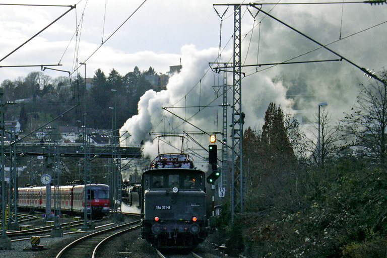 01 1066 und 194 051 mit DPE 85972 bei km 15,8 (Dezember 2007)